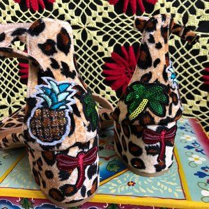 Cute af heeled leopard print sandals